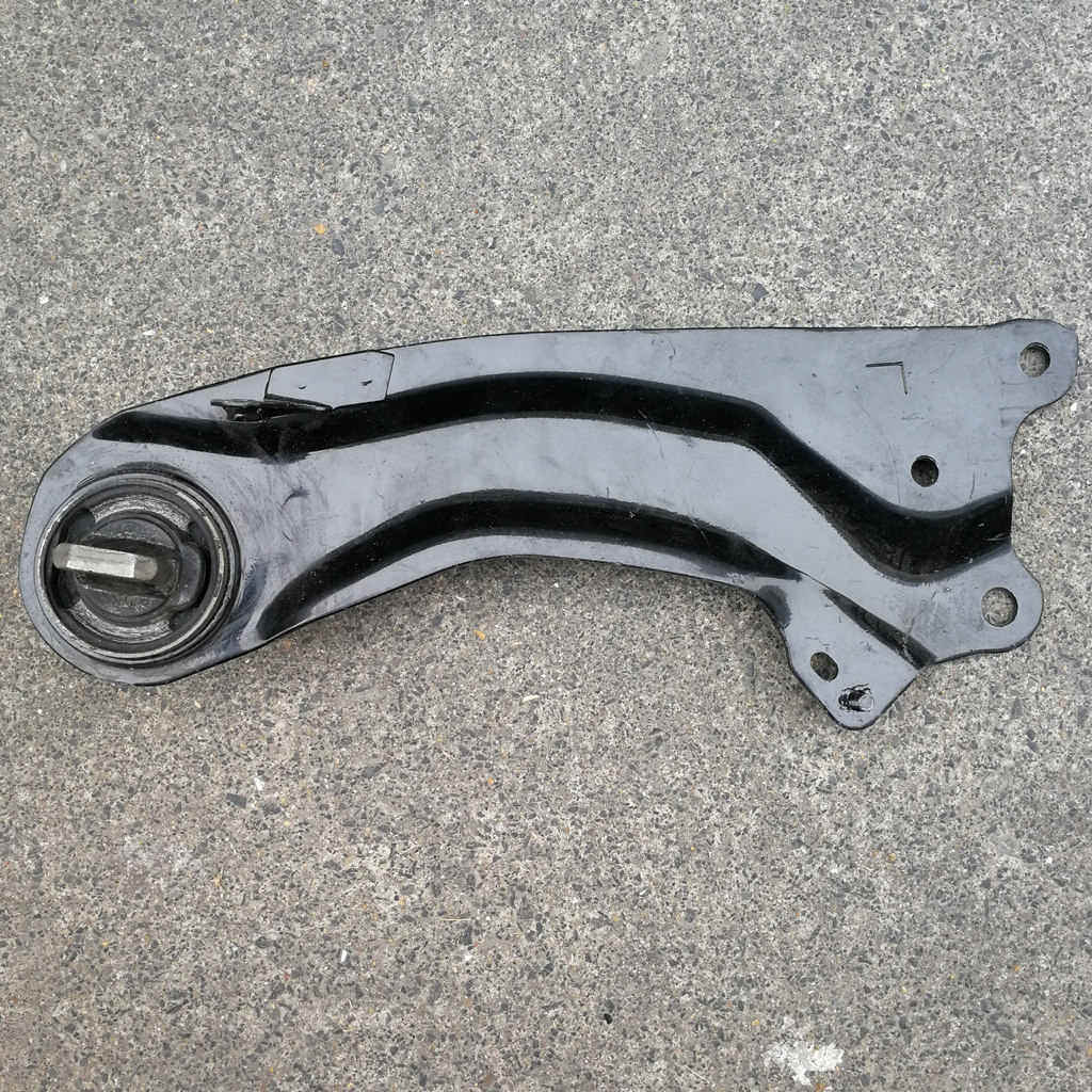 适用马自达睿翼轿跑下摆下托减震悬挂总成羊角上下摆臂