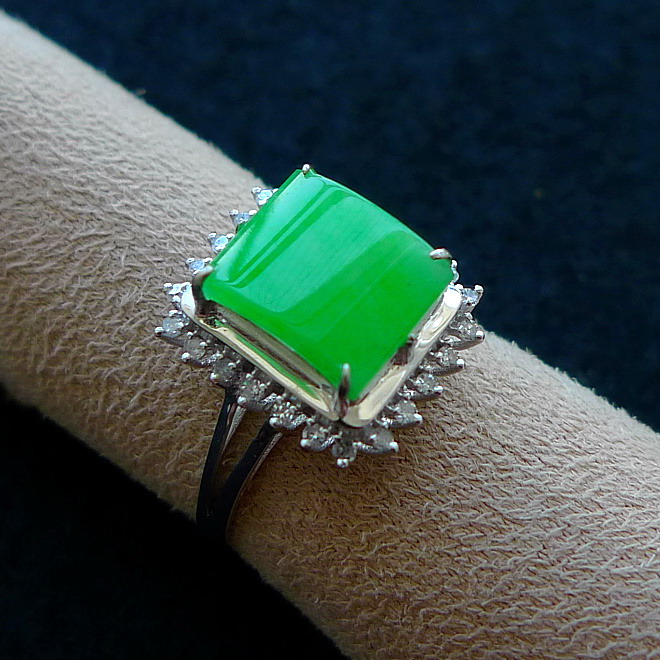 18k金镶嵌钻石满绿长方形素面翡翠a货戒指 1.99克