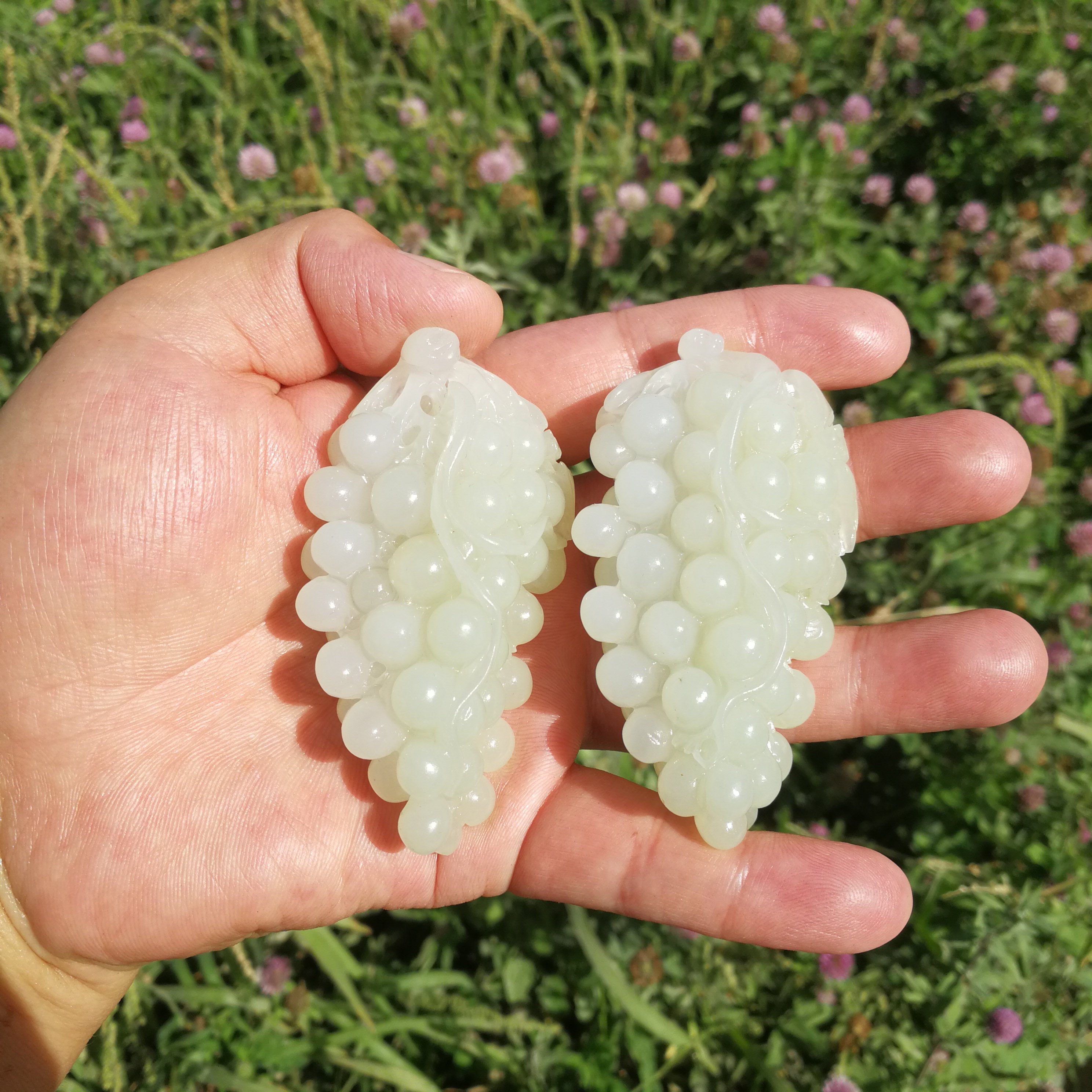 狭义新疆和田玉和田山料白玉带翠葡萄手把件双色翠肉分明拿件单价