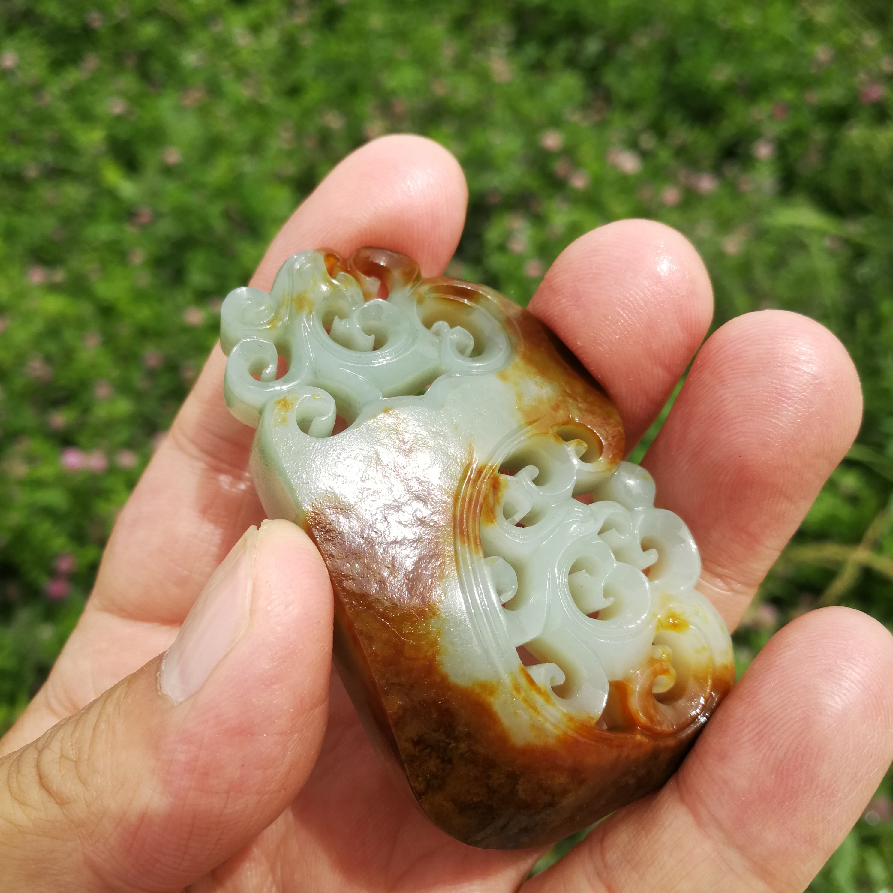 狭义新疆和田玉籽料沙枣青高青白玉仿古龙凤牌吊坠带红皮三色挂件