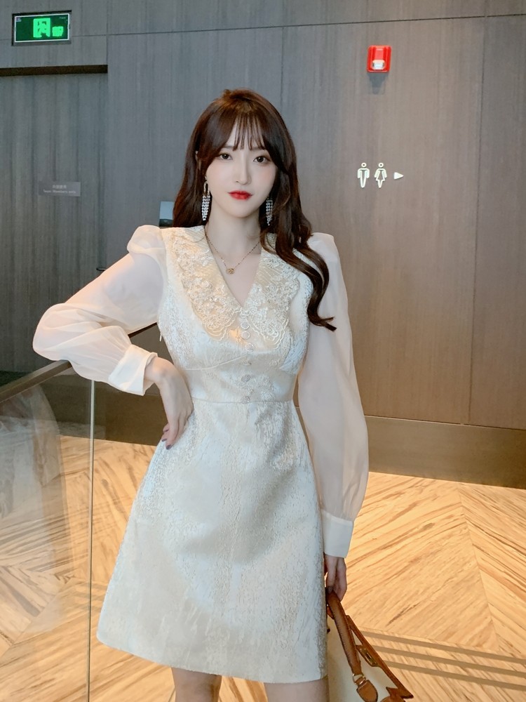 法式复古泡泡袖显瘦a字裙轻奢名媛气质v领收腰ins风超仙连衣裙秋