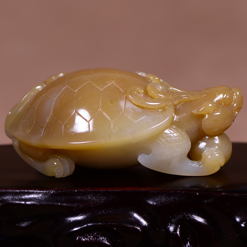 玉雕名家王万洲 和田玉糖白玉龙龟把件 116.59克