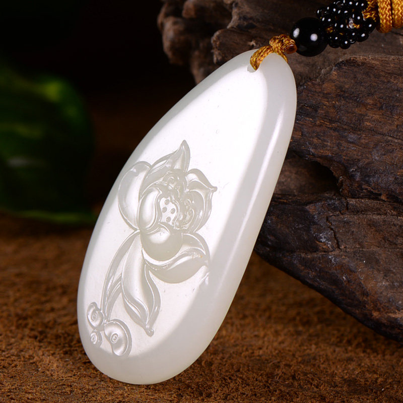 玉雕名家王万洲 和田玉羊脂白玉莲花挂件 31.22克