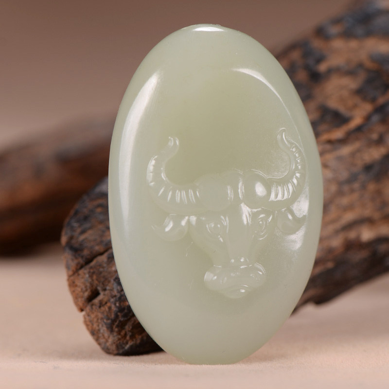 新疆玉石雕刻大师王万洲 和田玉生肖牛挂件37.07克