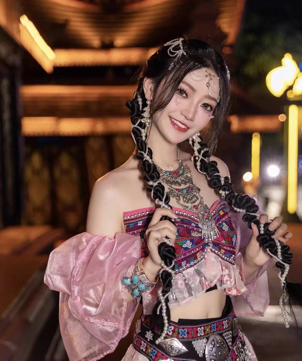 西双版纳哈尼族女装云南少数民族刺绣裙演出舞蹈服装影楼拍照服饰