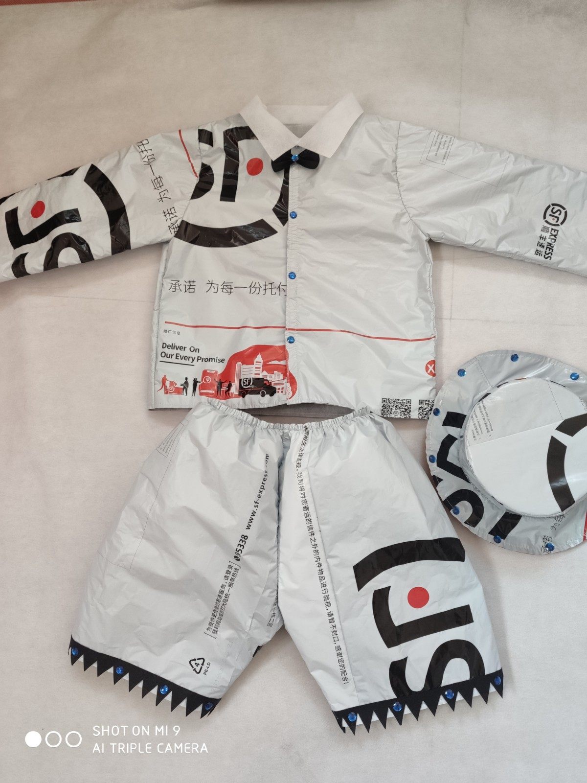 新款手工制作幼儿园环保时装秀演出走秀服顺丰快递袋亲子环保服装