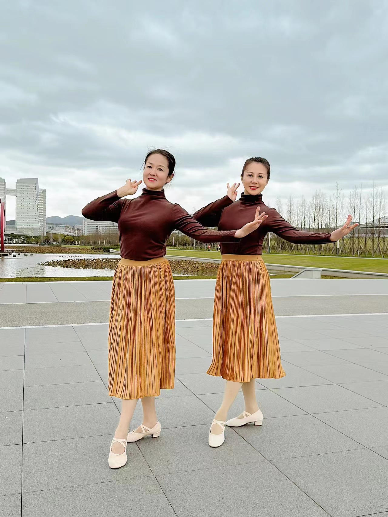 花与影新舞又是一年秋叶黄同款丝绒半身裙女秋冬显瘦百褶中长裙