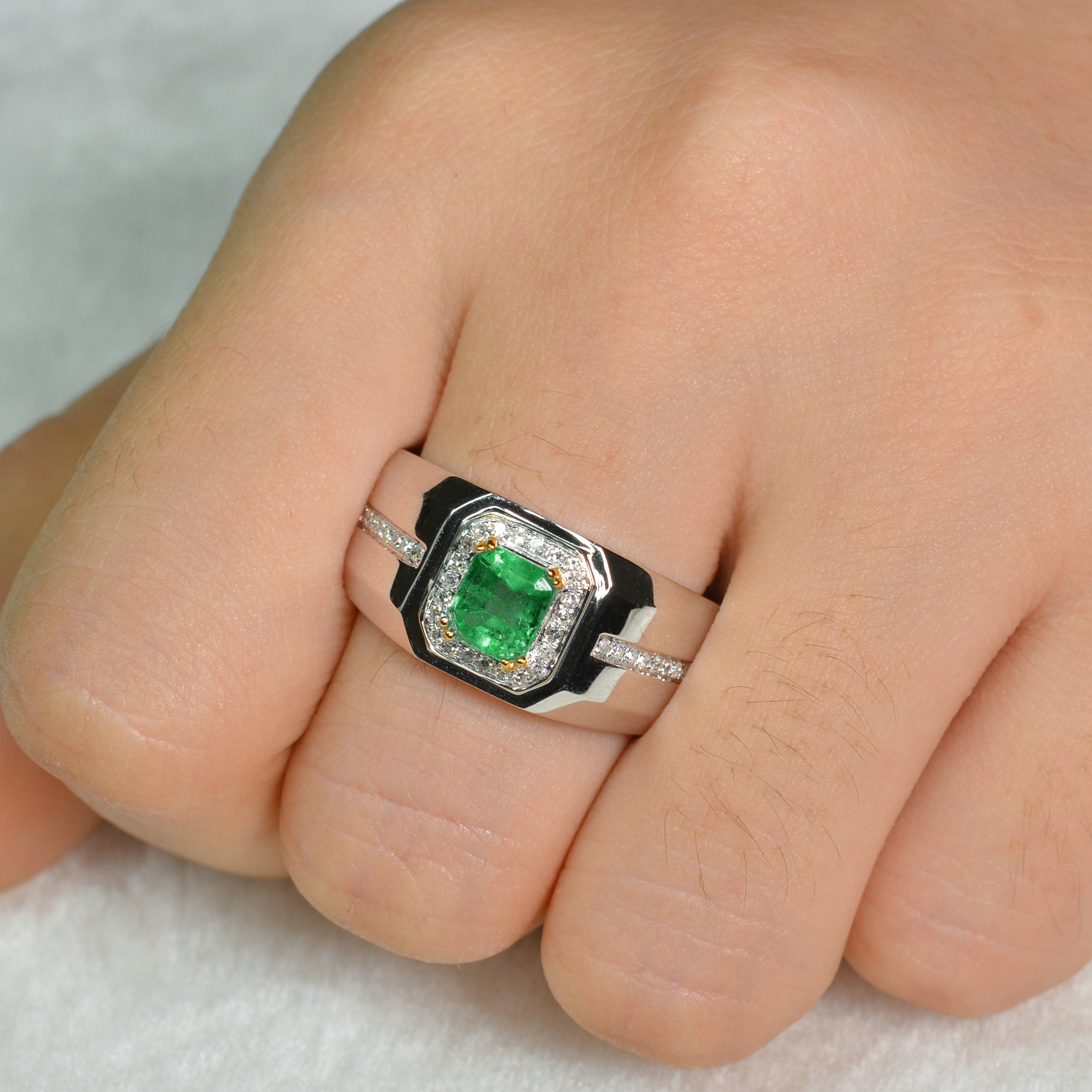 01ct祖母绿戒指 伴镶钻石 晶体干净 火彩好 2755