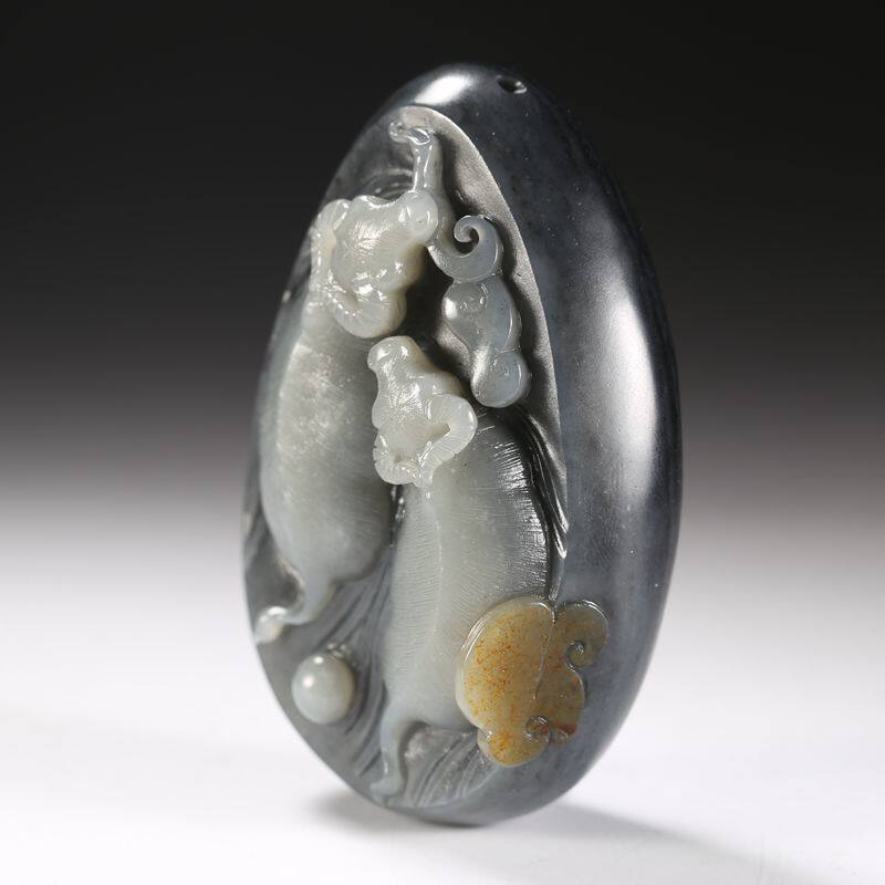 省级大师吴春强作品和田玉青花料牛气冲天手把件 209.70g