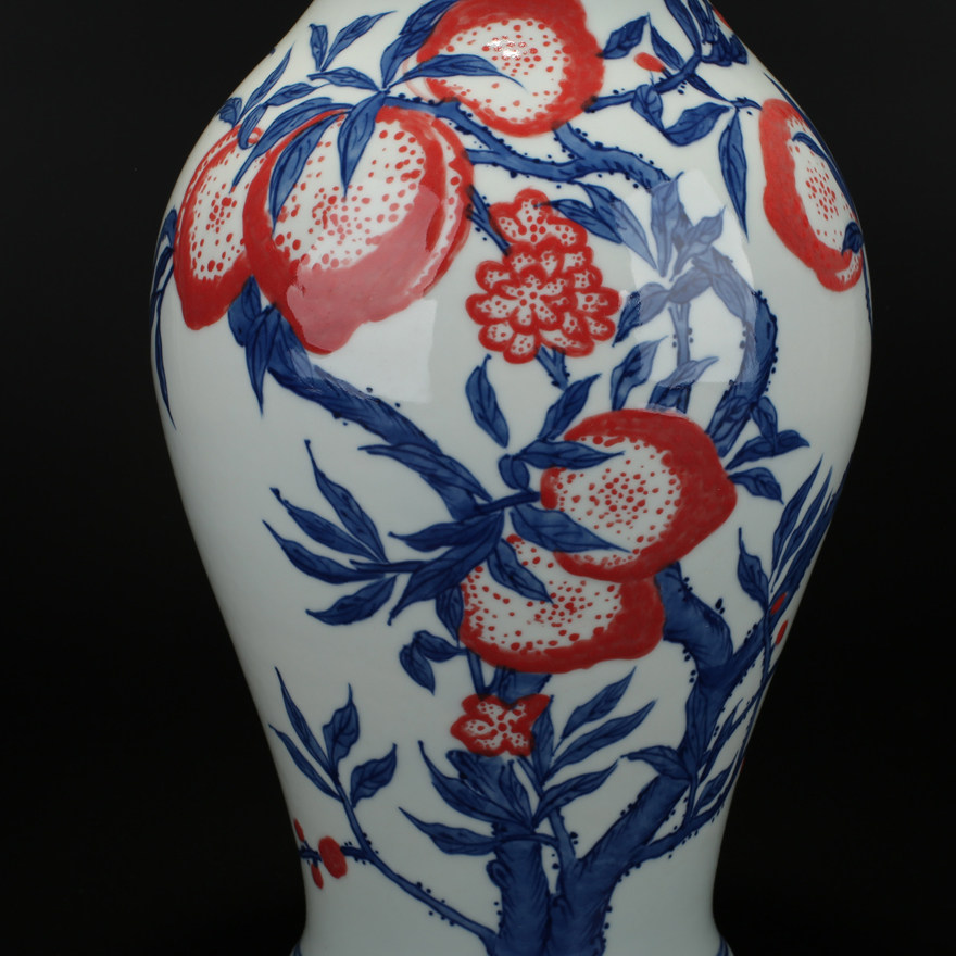 陈德明老艺人非遗传承人作品(青花釉里红桃纹瓶)