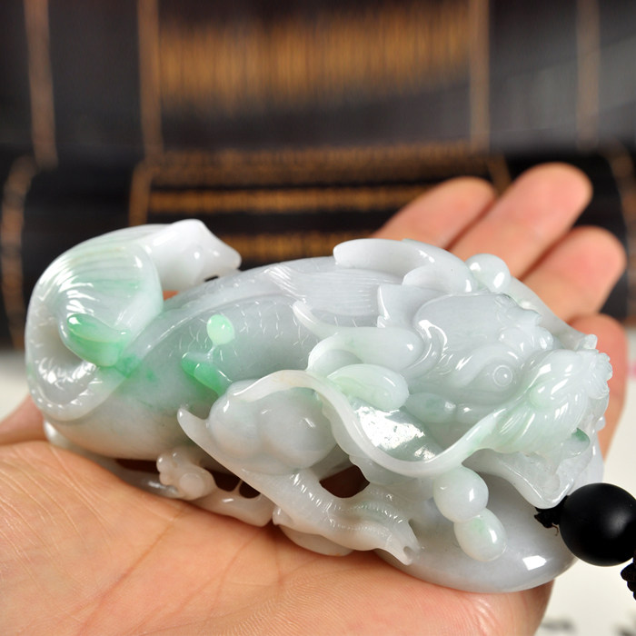 天然缅甸翡翠 白底青种 白绿黄色 瑞兽 螭吻 把件 286.28克