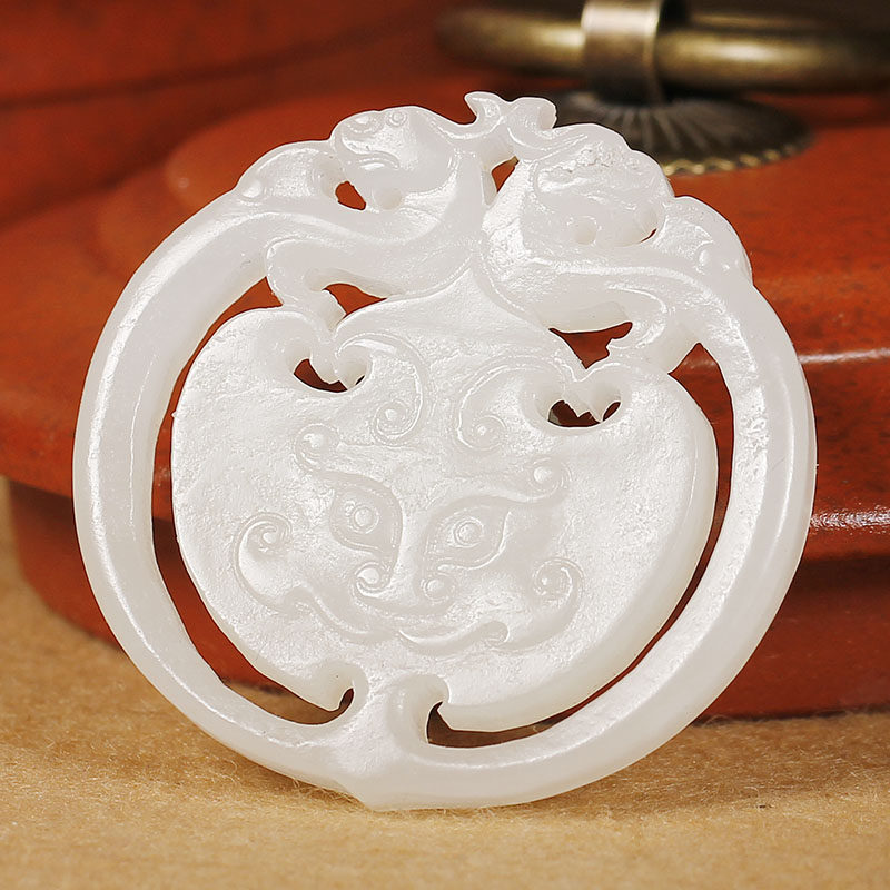 苏工雕刻和田玉白玉 仿古兽面牌 25克