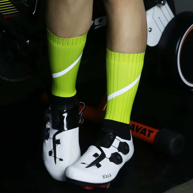 新款高度反光骑行袜 专业车队自行车运动跑步中筒袜耐磨透气360度
