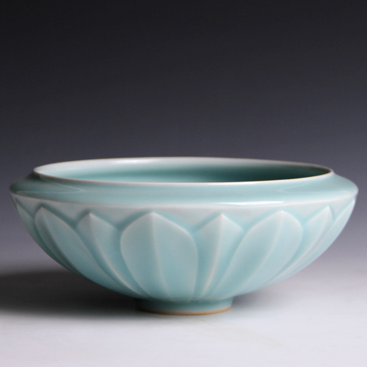 龙泉青瓷大师作品收藏专场  徐峻清 敛口莲瓣碗 浙江省工艺美术大师