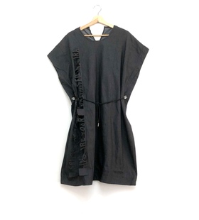 圣迪折扣女装 夏季黑灰休闲抽绳束腰分割字母装饰蝙蝠款连衣裙