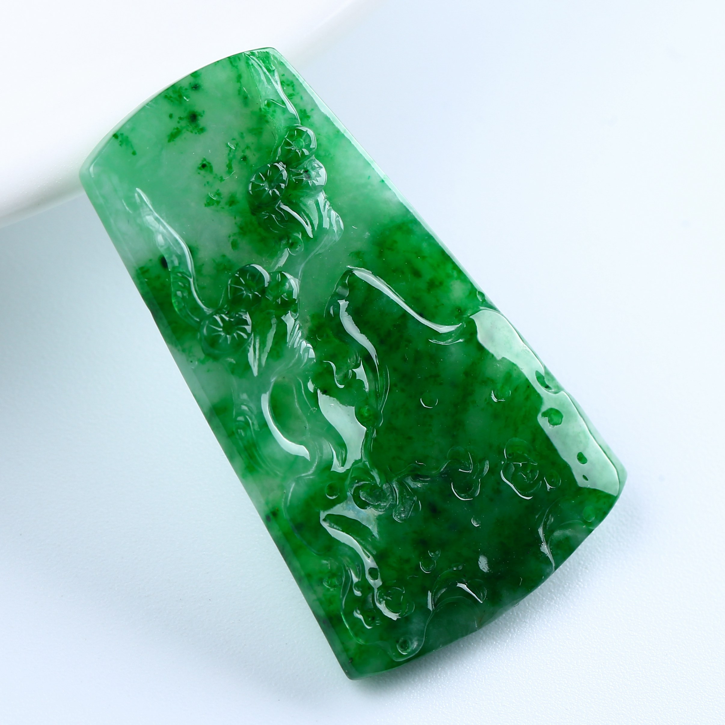 缅甸翡翠a货满绿梅花牌吊坠5.94克