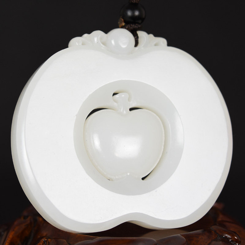 国家级玉雕大师张保国作品 和田白玉苹果49.78克