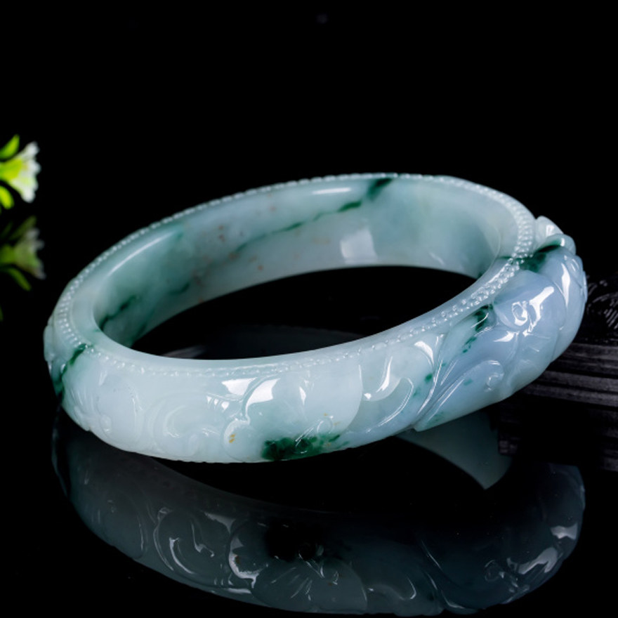 天然a货春带彩雕花翡翠圆口臂环180.47克 (内径79mm)