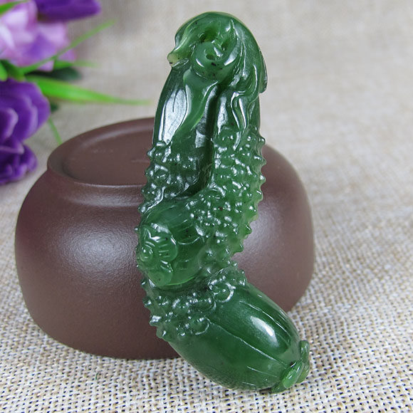 新疆和田玉碧玉黄瓜挂件35.411克 - 拍卖