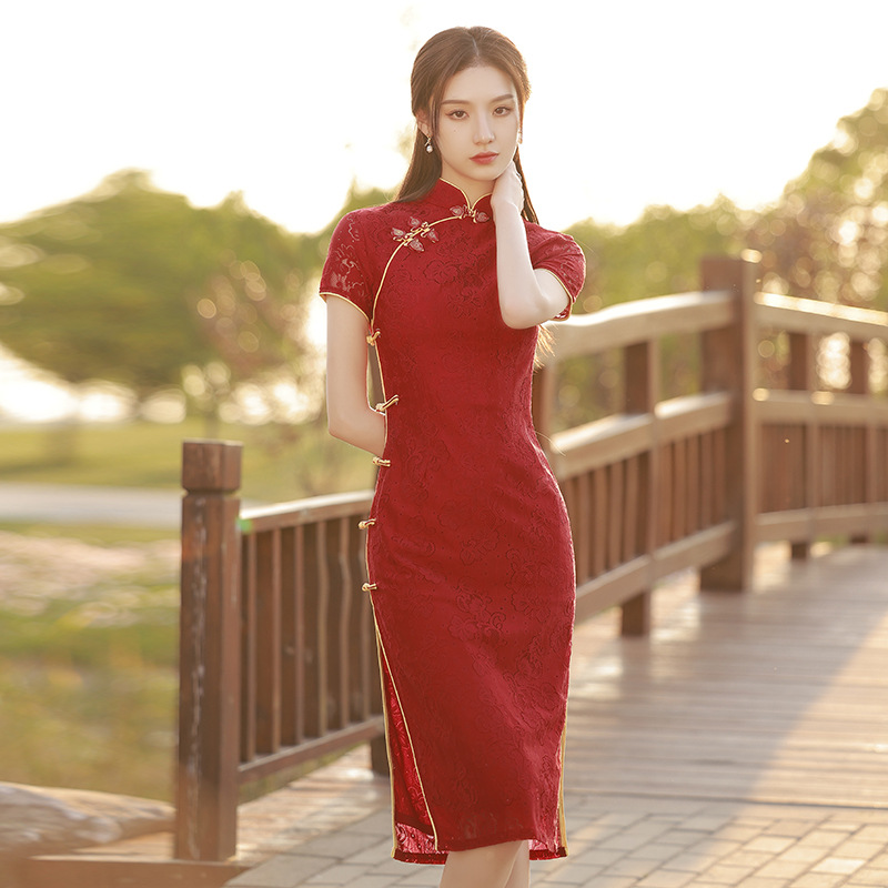 红色旗袍2024年新款年轻连衣裙少女夏季敬酒服订婚蕾丝日常美人藕