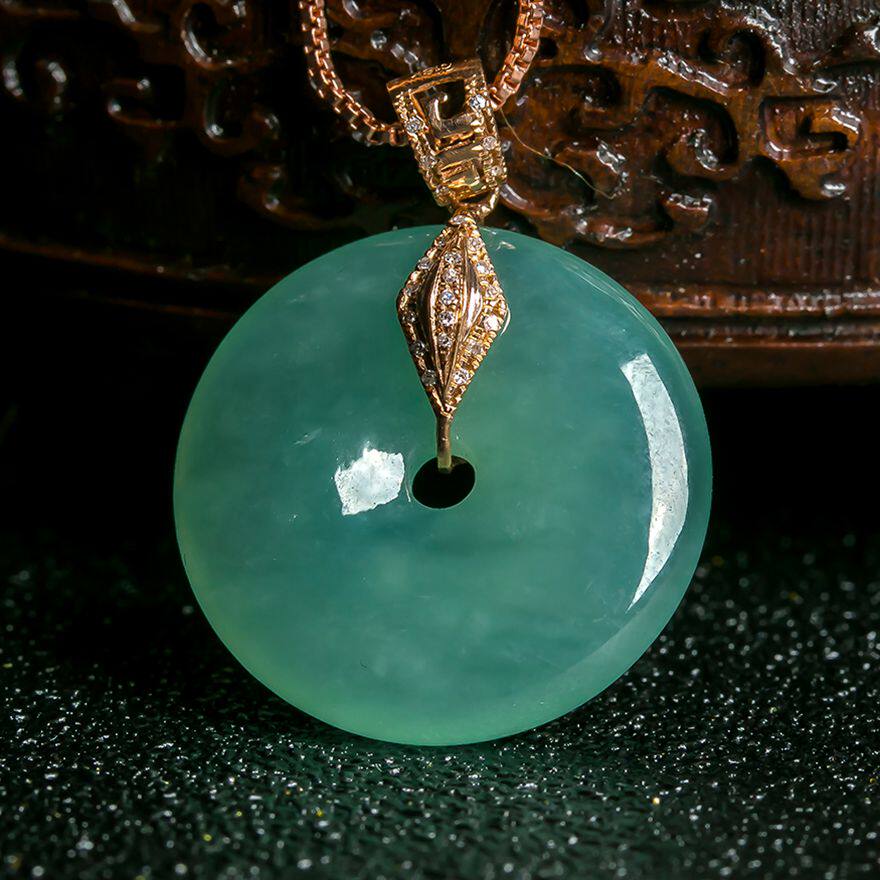 18k金伴豪华镶嵌翡翠平安扣吊坠6.63克(含链重)