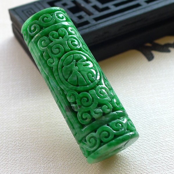 a货翡翠辣绿雕花圆柱吊坠27.05克