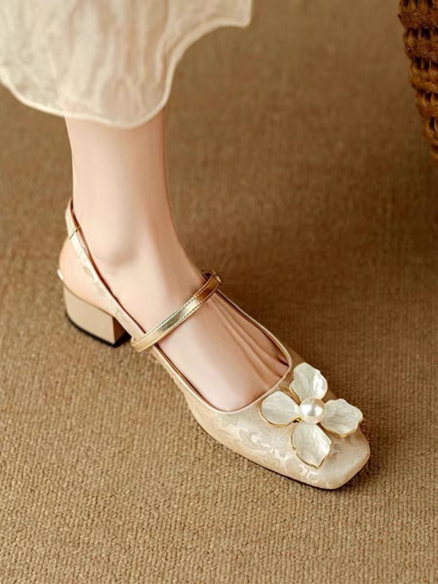 新中式国风绝美一字带包头凉鞋女夏2024新款珍珠花朵粗跟后空单鞋