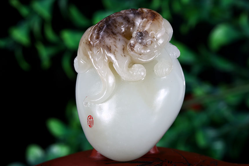 省级玉雕大师韩帅作品和田玉白玉手把件 囚牛重量104.7g