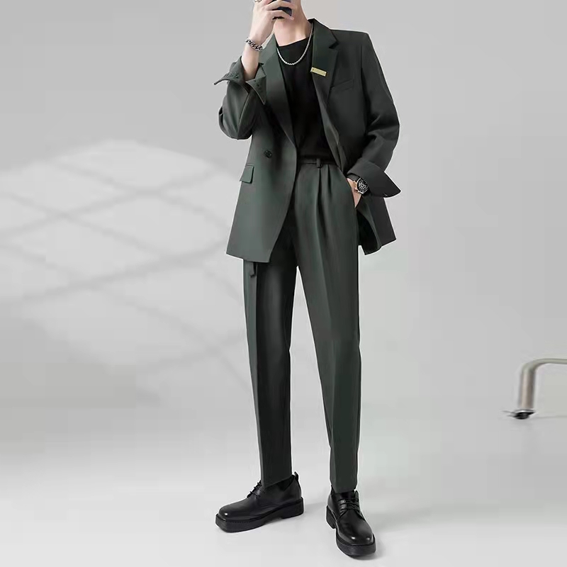 西装套装男青年