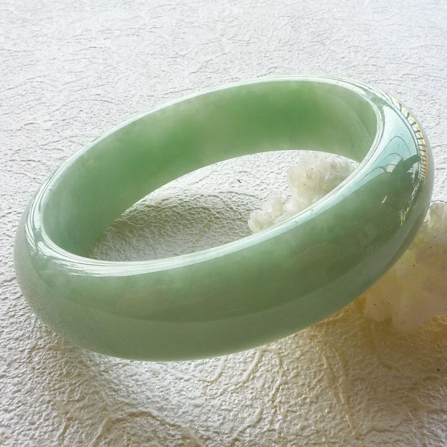 天然翡翠a货浅绿色圆口手镯69.50克 (内径56.3mm)