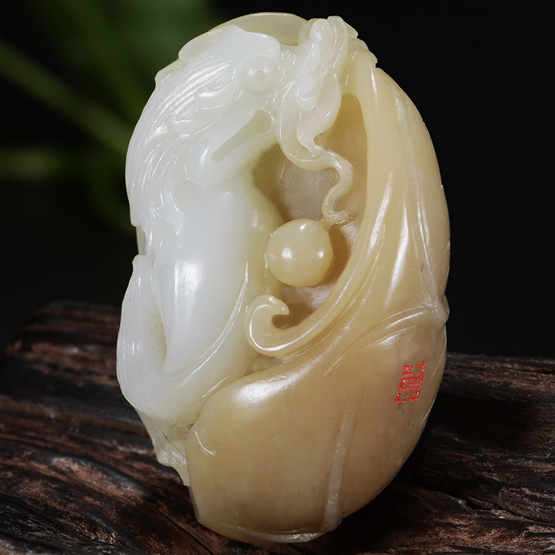 名家玉雕韦龙工作室作品和田玉糖白玉游龙戏珠手把件98.66克