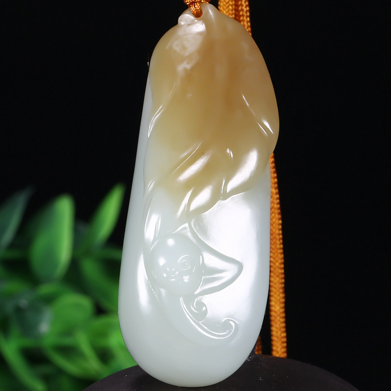 国家级玉雕大师陈冠军作品 和田玉白玉灵猴献瑞挂件34.330克