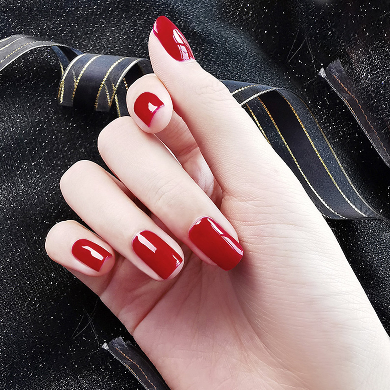 酒红色的指甲油