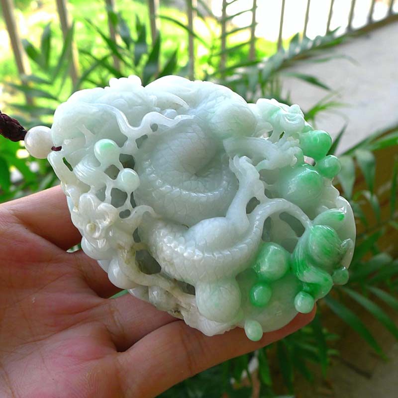 白底青龙腾四海翡翠手把件(重量过大未称)
