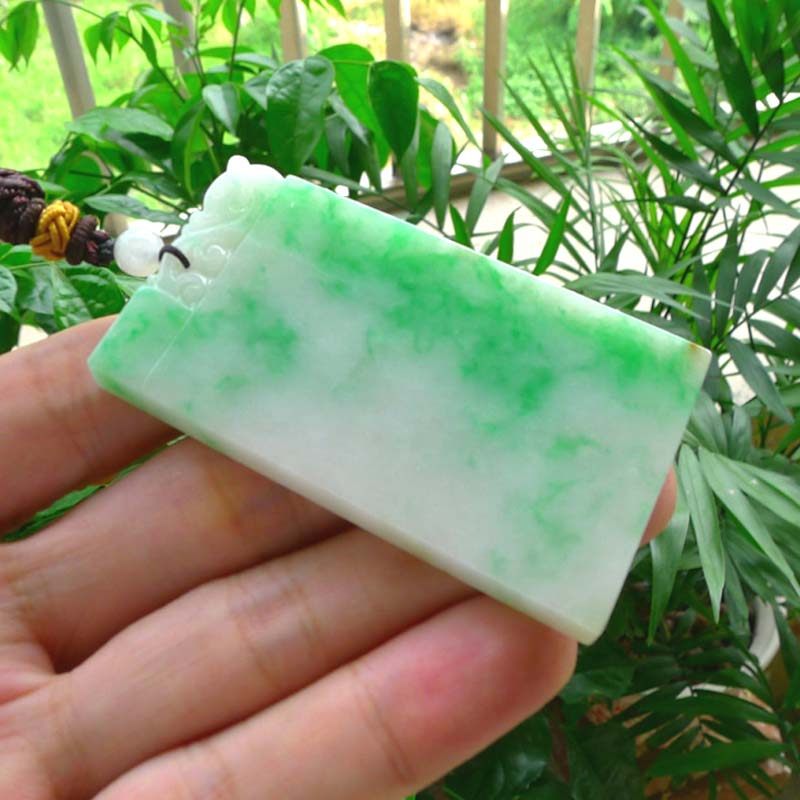 白底青无事牌翡翠吊坠37.92克