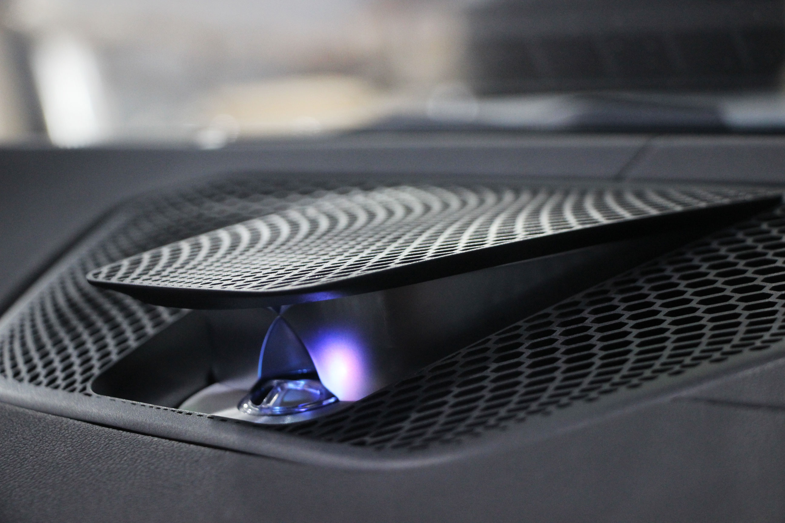 宝马新3系5系改装bo中置升降高音喇叭同步氛围灯哈曼卡顿汽车音响