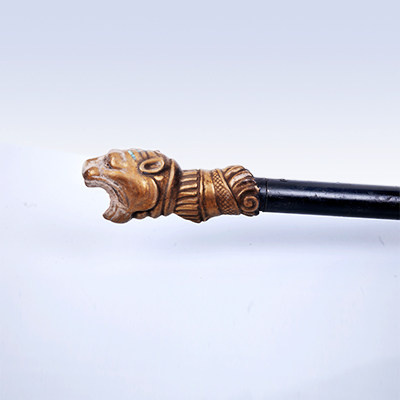 沈岸(袁 弘饰)满弓刀一把