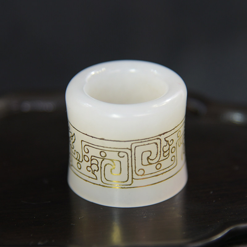 中国玉石雕刻大师【马进贵】 白玉错金夔龙纹扳指 43.067g