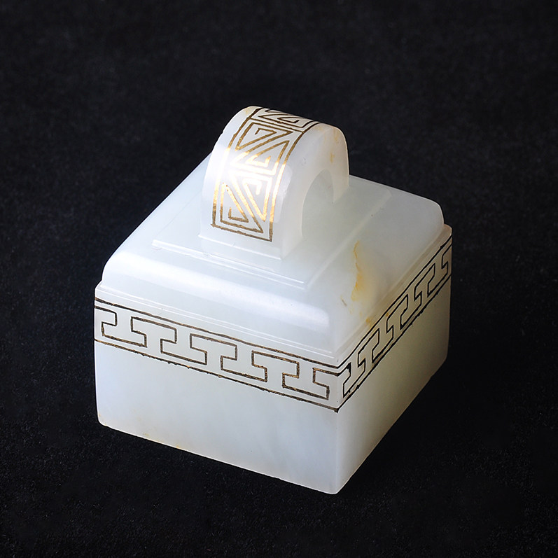 中国玉石雕刻大师【马进贵】 白玉错黄金夔龙纹方印章 47.101g