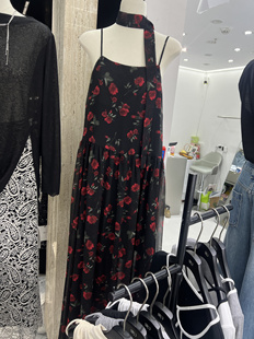 2024夏季新款法式复古黑色玫瑰吊带连衣裙女装小众设计感度假长裙