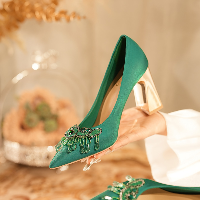 新款绿色婚鞋结婚绸缎单鞋水钻尖头粗跟高跟鞋中式礼服新娘秀禾鞋