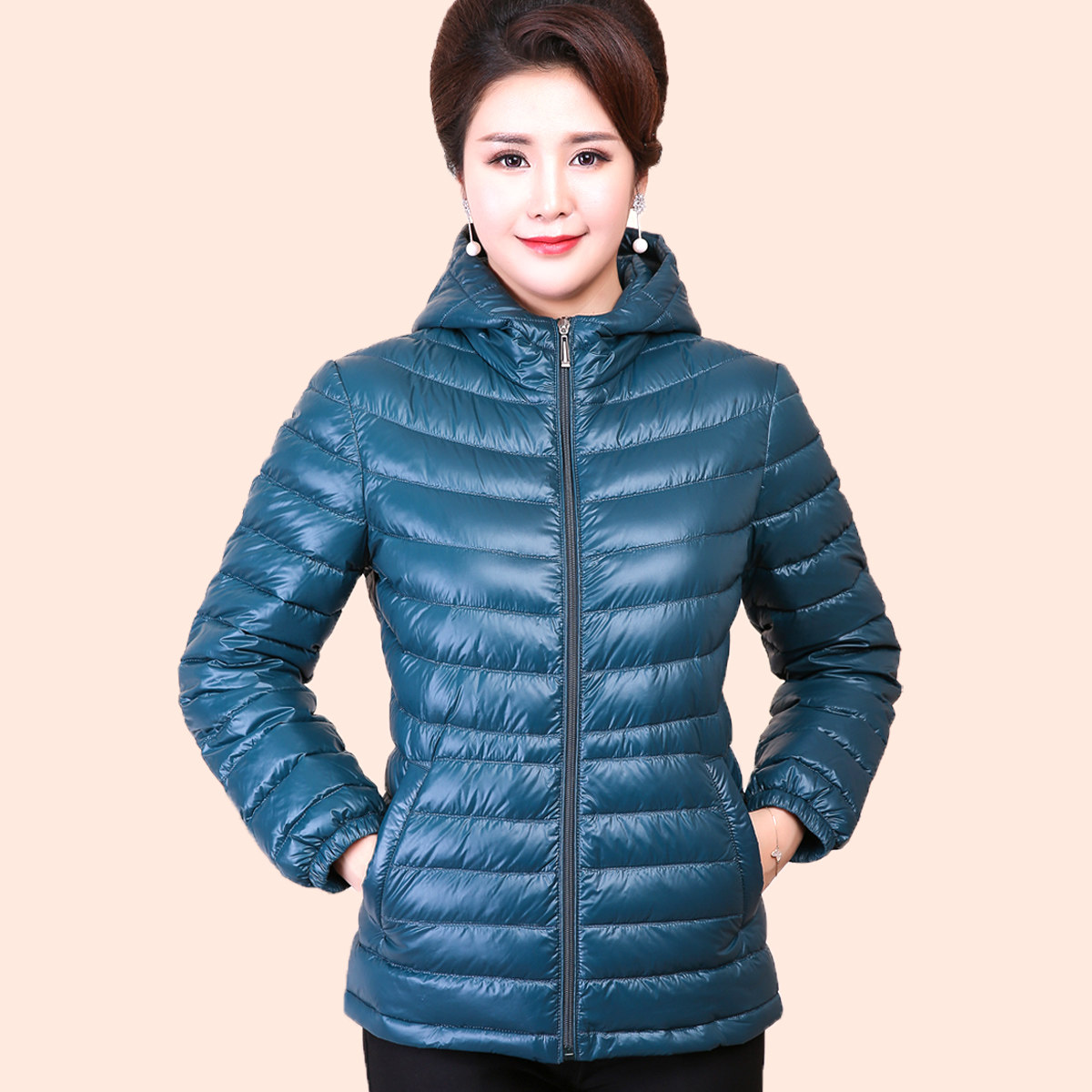 中老年轻薄羽绒服女短款连帽50岁老年人加大码冬装棉袄外套妈妈装