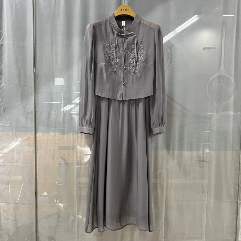 艾24-55083商场专卖2024春时尚品质女装天丝复古绣花国潮两件套裙