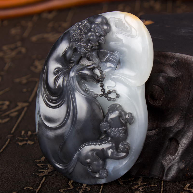 中国玉石雕刻大师张红哲作品 和田玉青花籽料达摩罗汉把件100.36g