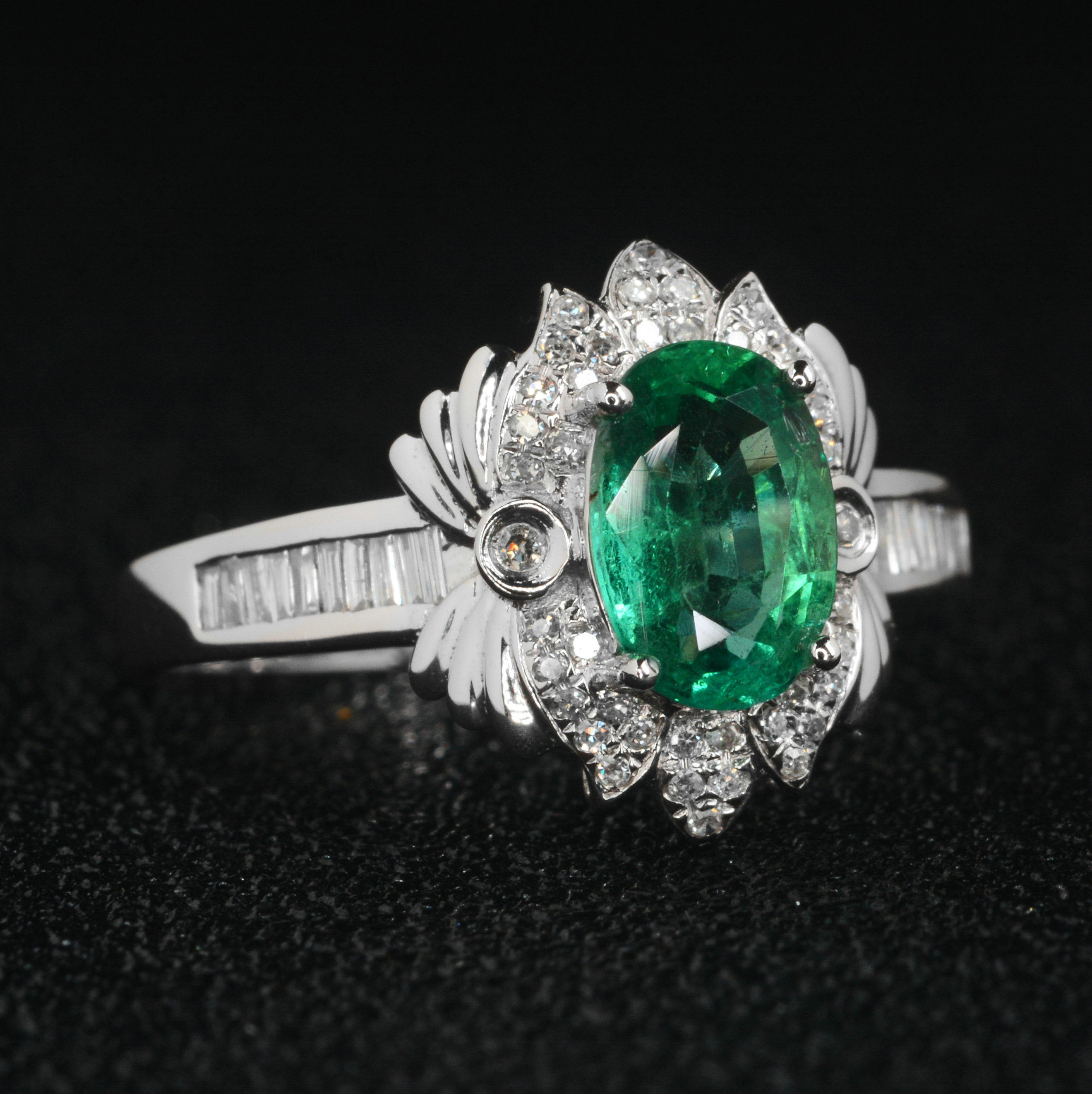 1.35ct 18k金天然祖母绿戒指 精美款式 伴镶钻石 2884