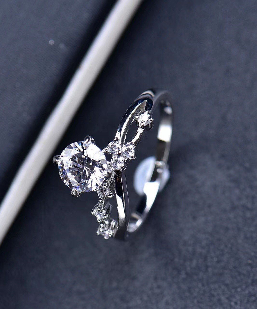 工作,在日常生活和工作中佩戴钻戒并不方便,而且钻石戒指的保值率不高