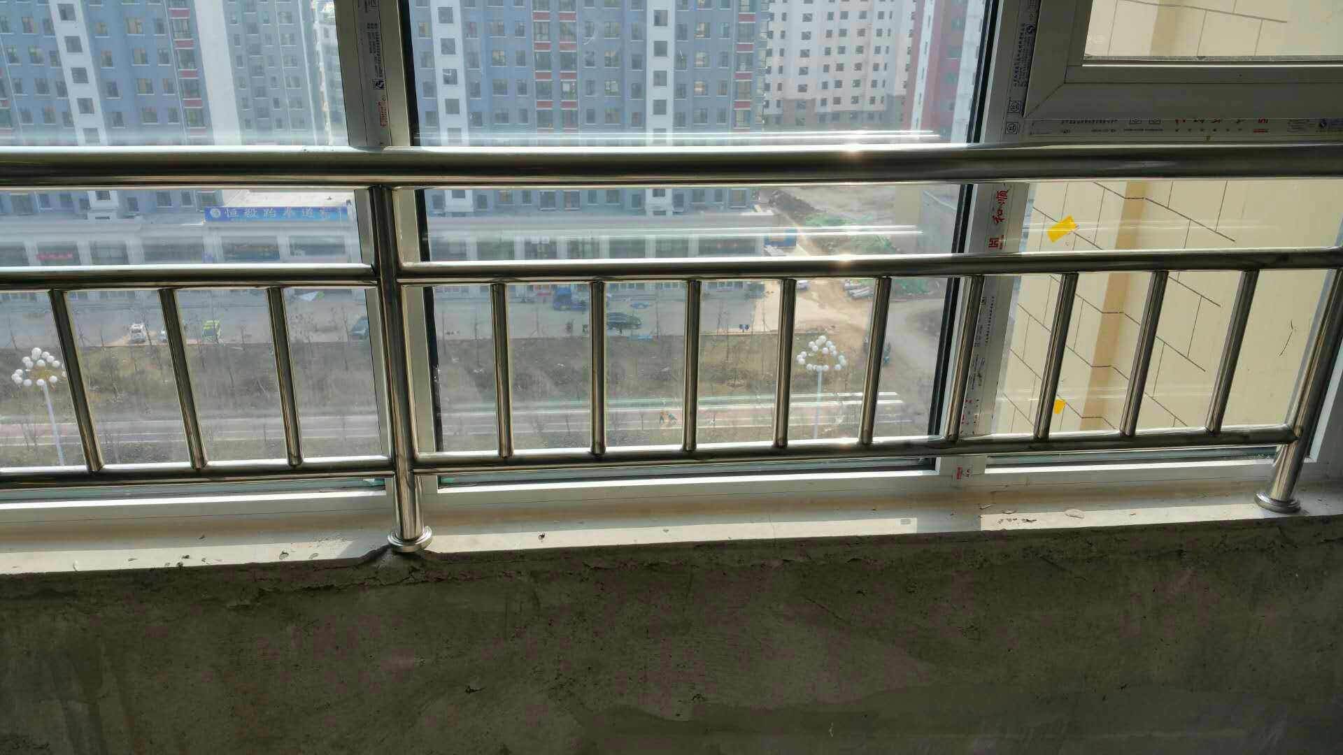 厂家直销阳台不锈钢护栏防盗窗安全围栏楼梯不锈钢扶手栏杆立柱