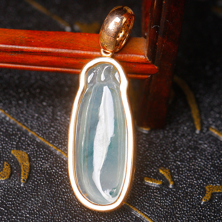 g12812 18k金镶钻冰糯种青绿翡翠福瓜吊坠5.78克