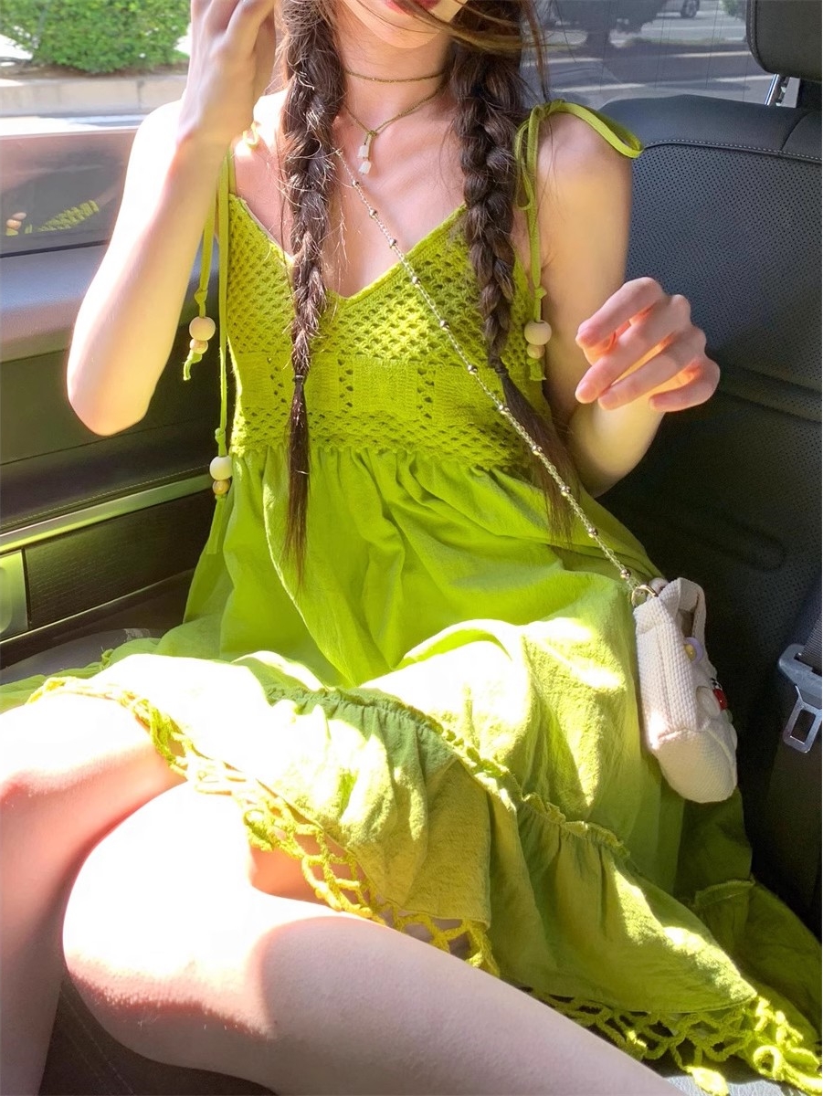 森系茶歇镂空无袖小绿裙女夏季新款海边度假风牛油果绿吊带连衣裙