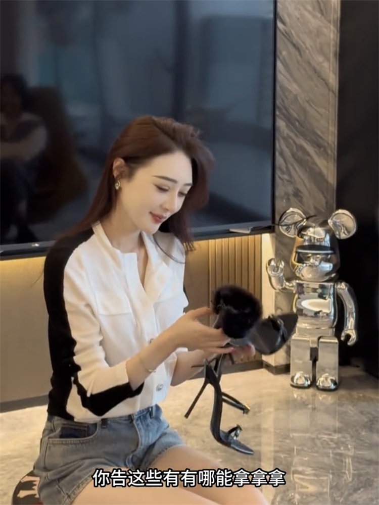 李老板的三宝贝抖音同款黑白拼色立领短外套搭配蓝色牛仔短裤春夏